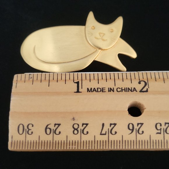 AK Anne Klein Matte Gold Tone Kitty Cat Brooch Lying Down Smiling Signed Vtg - Picture 6 of 6